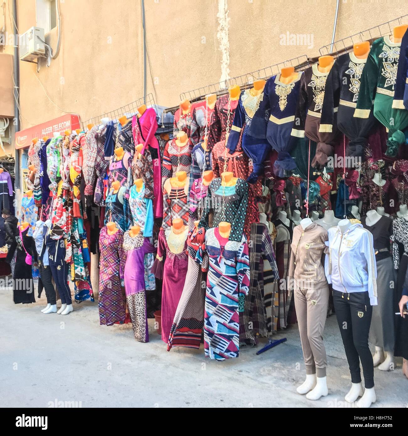 OUARGLA, ALGÉRIE - 27 AGU 2016 : un marché (souk) bazar dans la ville touristique Ouargla Algérie. Le marché de souvenirs en tissu traditionnel est celui de l'attaction Banque D'Images