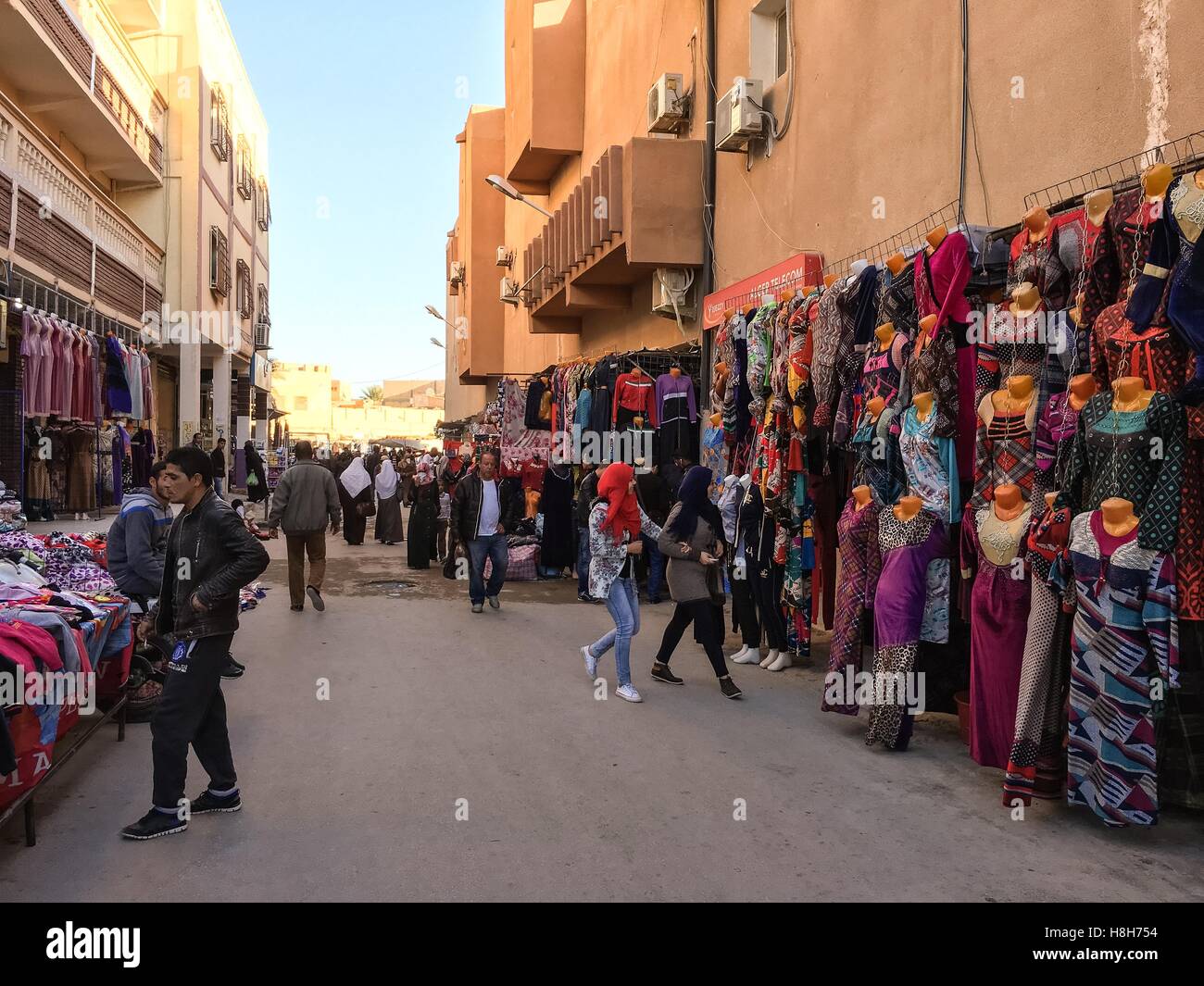 OUARGLA, ALGÉRIE - 27 AGU 2016 : un marché (souk) bazar dans la ville touristique Ouargla Algérie. Le marché de souvenirs en tissu traditionnel est celui de l'attaction Banque D'Images