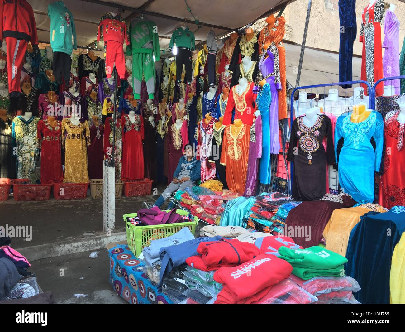Ouargla, Algérie - 27 agu 2016 : un marché(souk) bazar en ville touristique ouargla algérie chiffon traditionnel. marché de souvenirs est l'un de l'attaction Banque D'Images