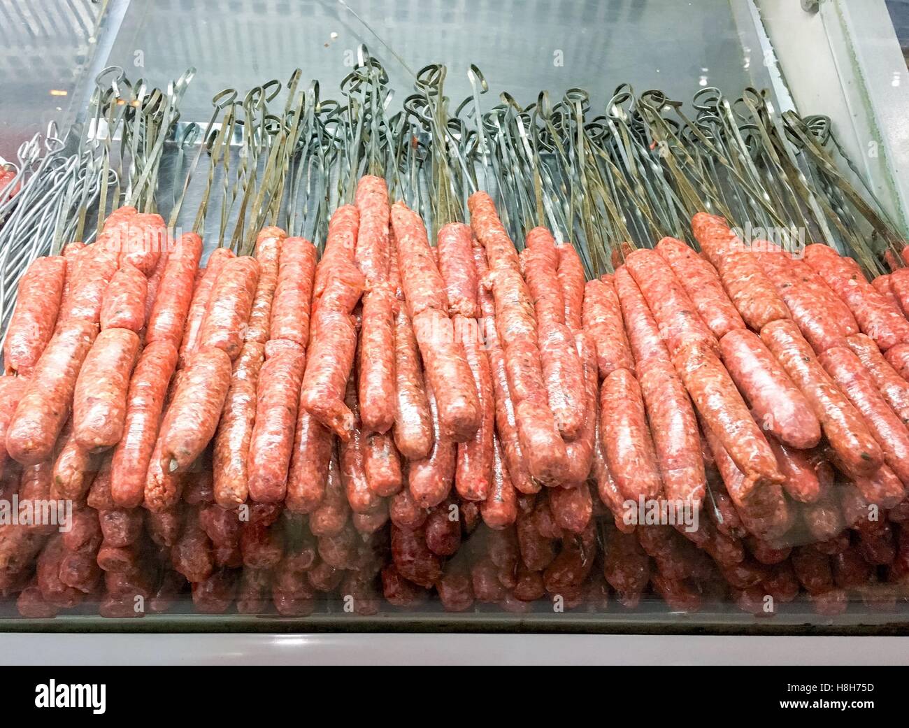 Matières traditionnelles turques, poulet, viande kebab Sish, boeuf, viande prête à cuire dans un restaurant. Banque D'Images