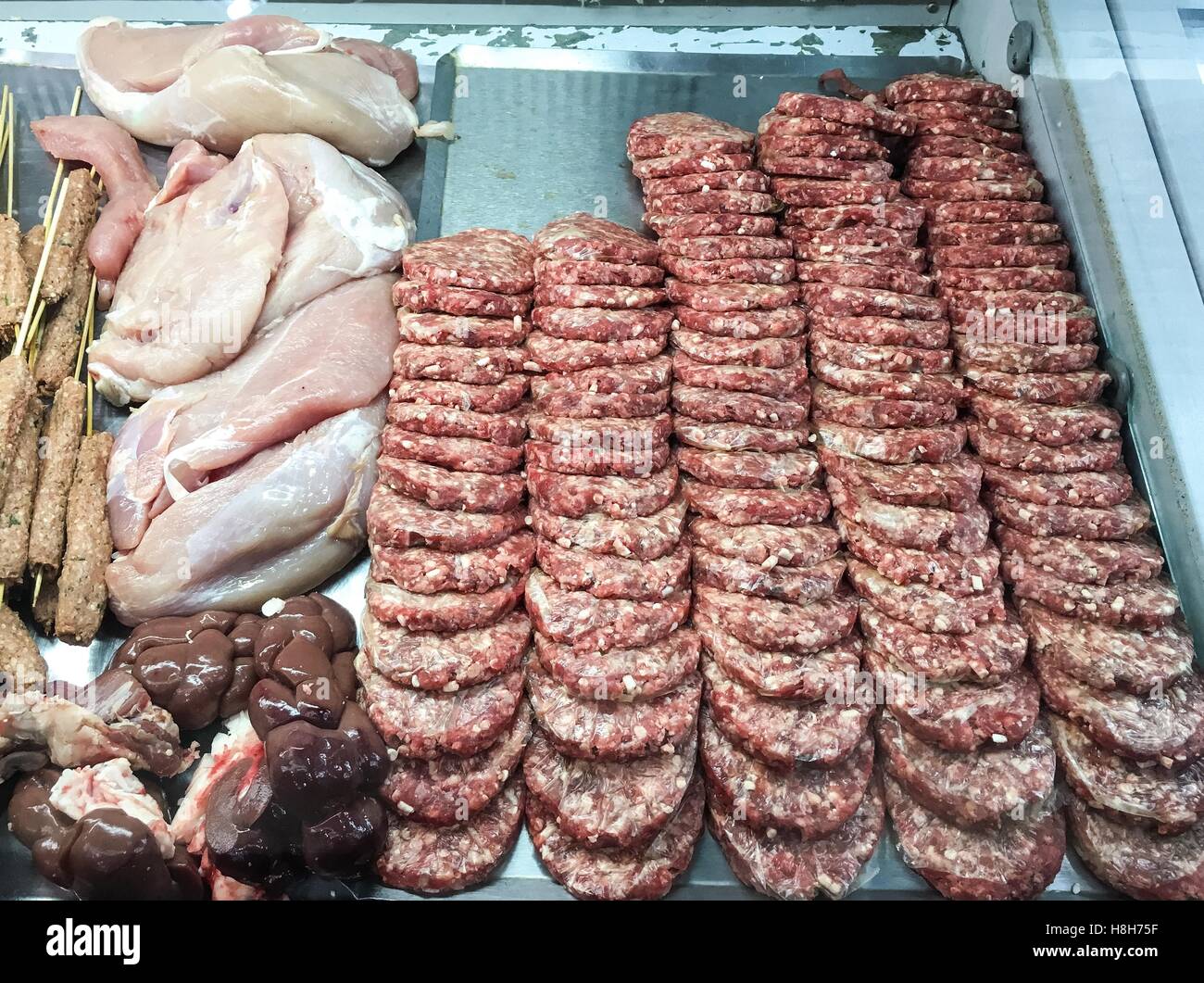 Matières traditionnelles turques, poulet, viande kebab Sish, boeuf, viande prête à cuire dans un restaurant. Banque D'Images