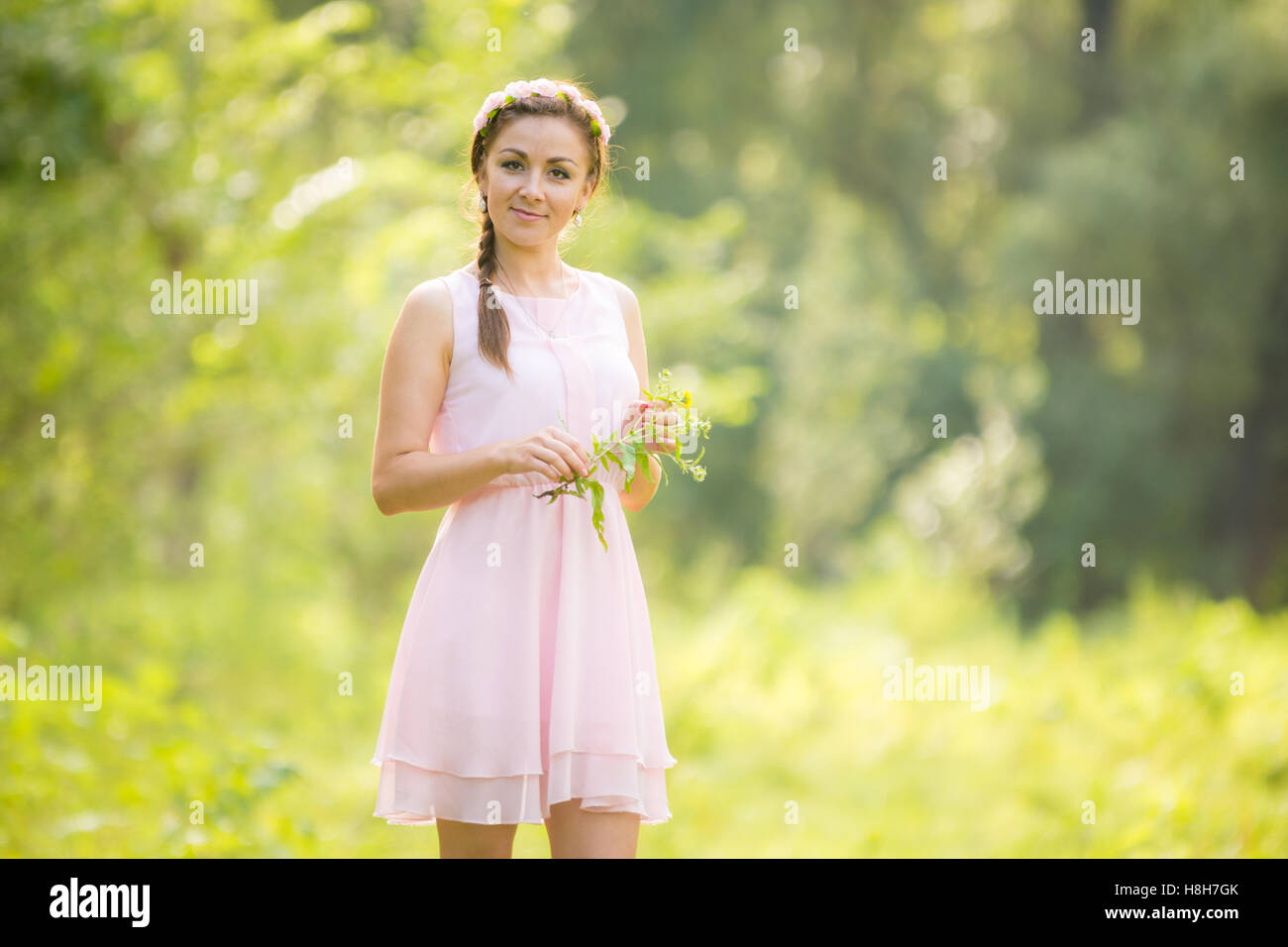 Portrait d'une jeune fille la cueillette des fleurs dans un pré Banque D'Images