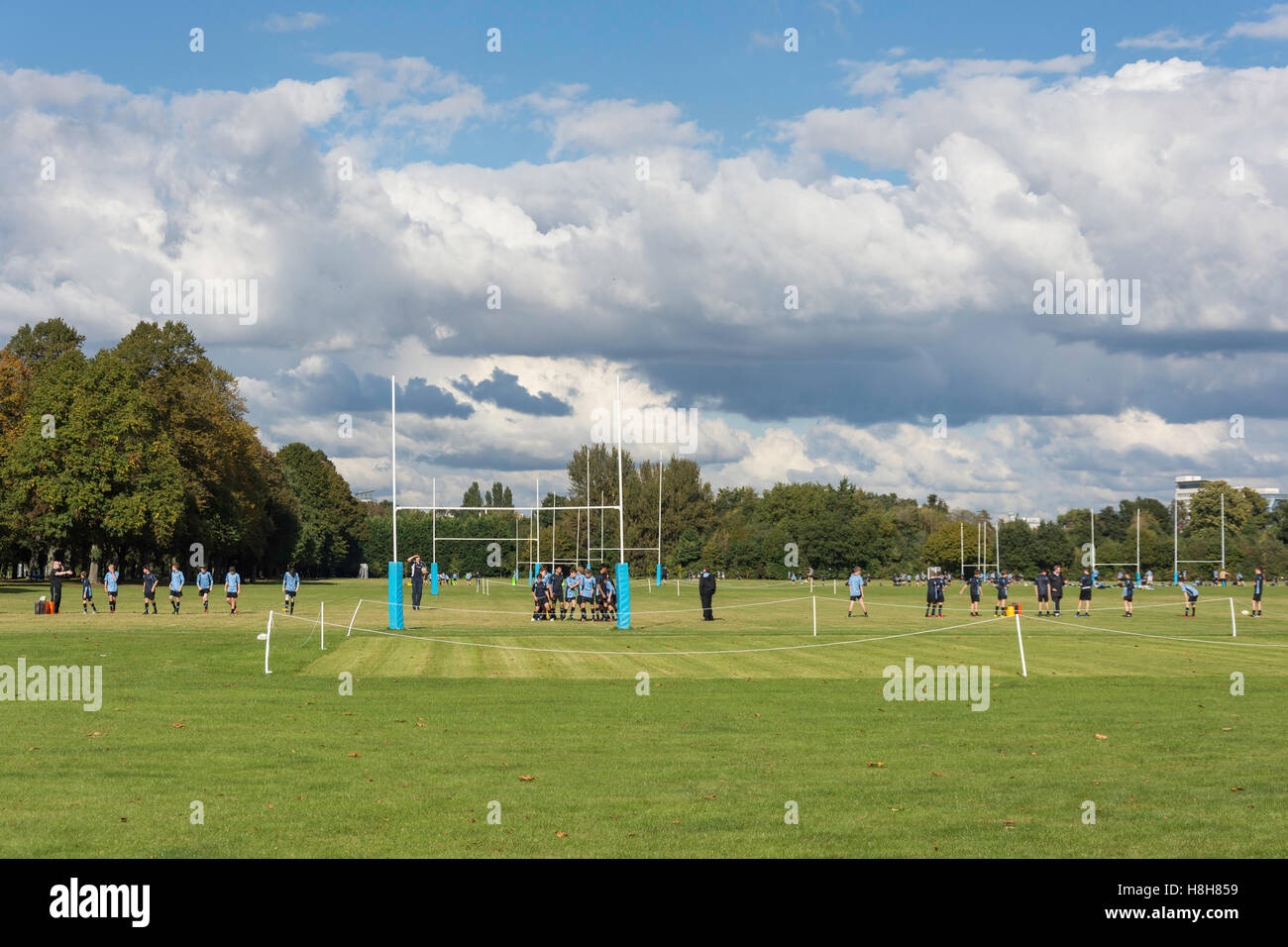 Les joueurs de rugby sur Eton College Les terrains de jeu, Eton Road, Eton, Berkshire, Angleterre, Royaume-Uni Banque D'Images