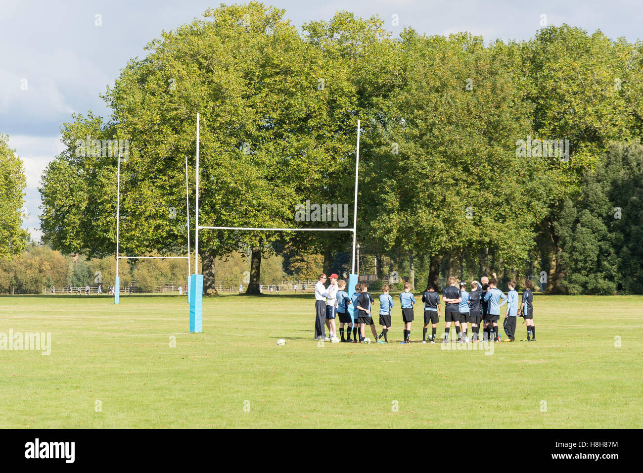 Les joueurs de rugby sur Eton College Les terrains de jeu, Eton Road, Eton, Berkshire, Angleterre, Royaume-Uni Banque D'Images