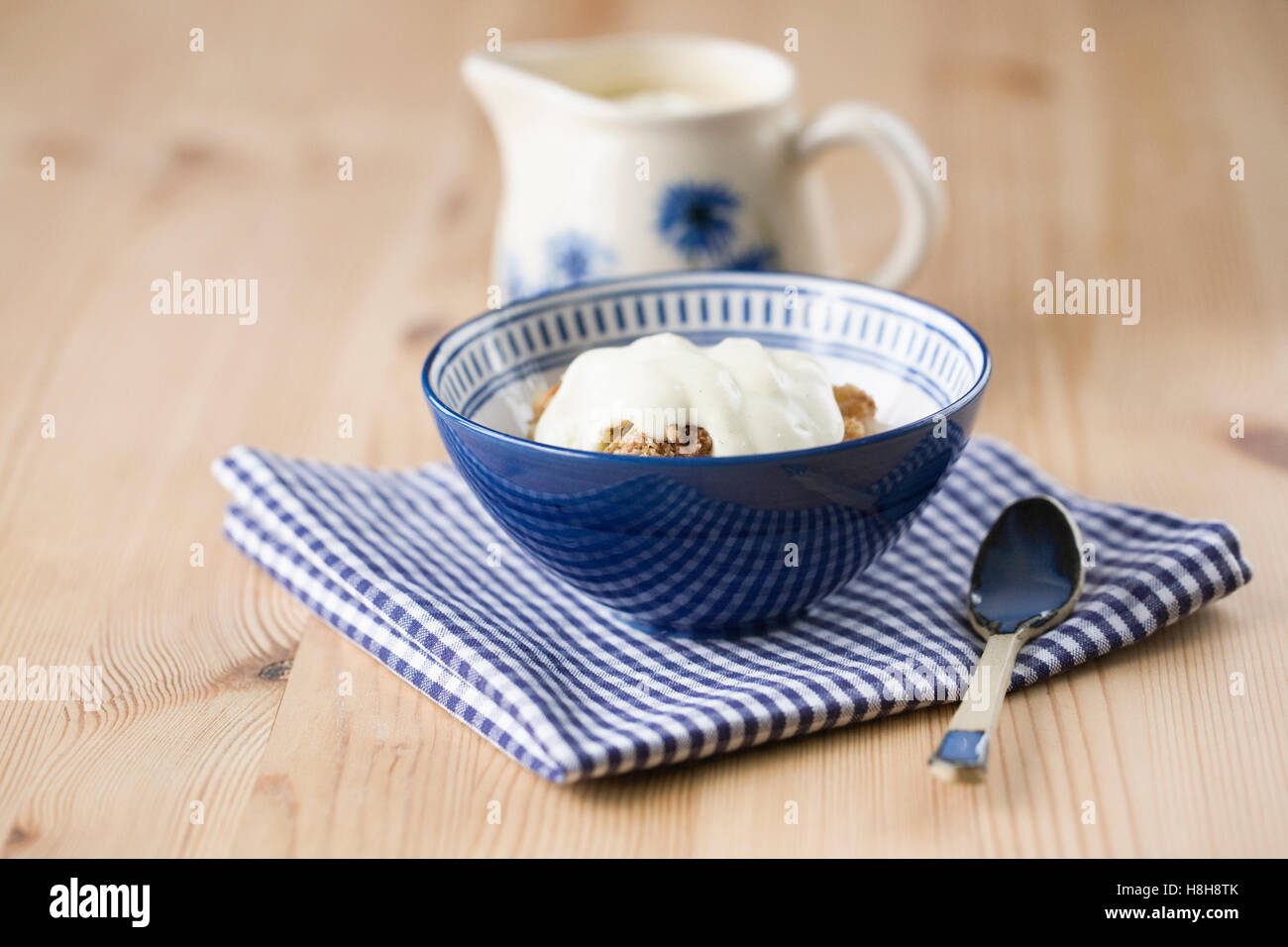Crumble aux pommes et crème vanille. Banque D'Images