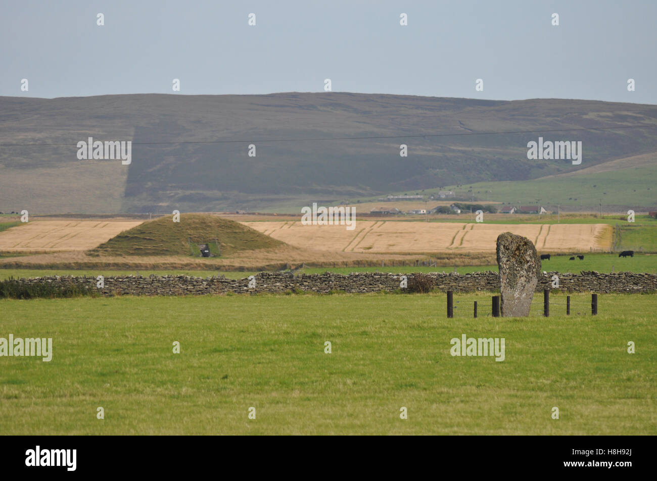 Maeshowe, tombeau néolithique sur Orkney Mainland, avec une pierre debout Banque D'Images