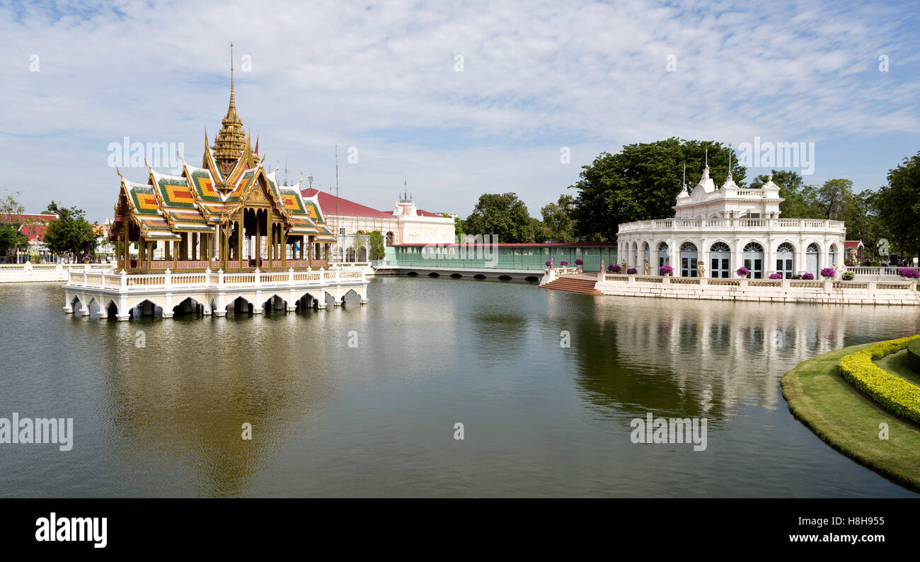 Vue de la Phra Thinang Aisawan Thiphya-art (à gauche) et l'Devaraj-Kunlai Gate (à droite) à l'Bang Pa-in Palace composé, Thail Banque D'Images