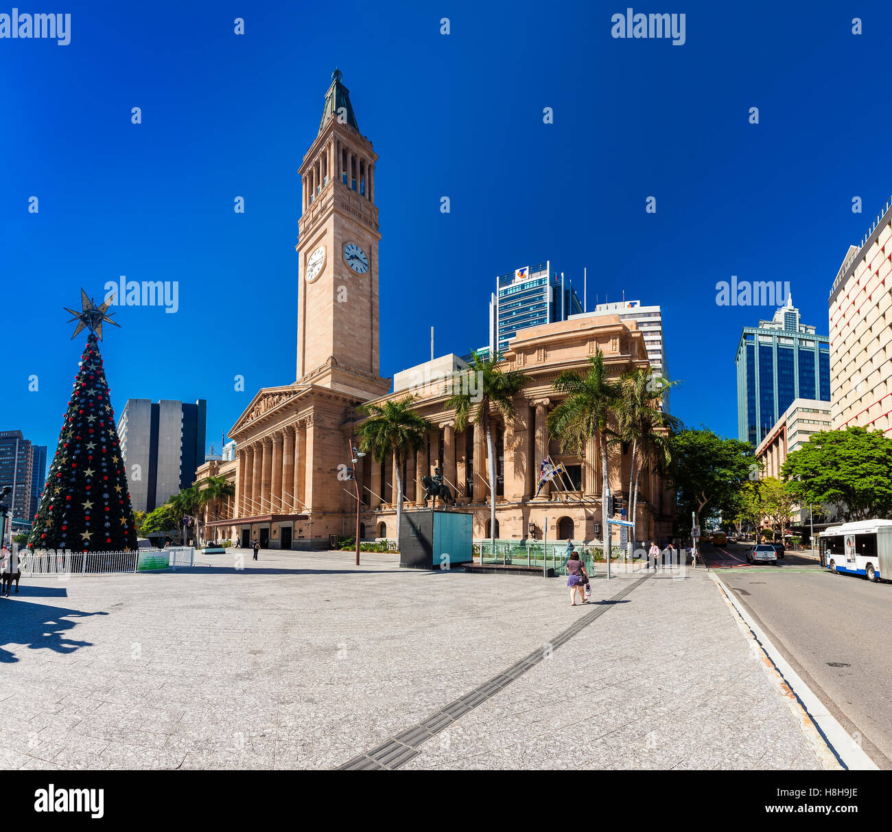 BRISBANE, AUSTRALIE - 11 déc 2015 : avis de l'Hôtel de Ville et King George Square de Brisbane avec un arbre de Noël. Banque D'Images