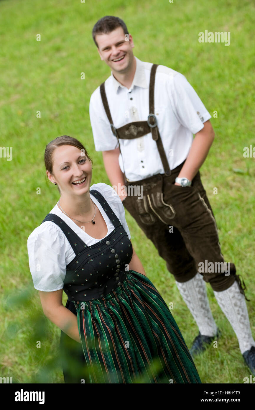 Jeune couple en costume traditionnel dans un pré Banque D'Images