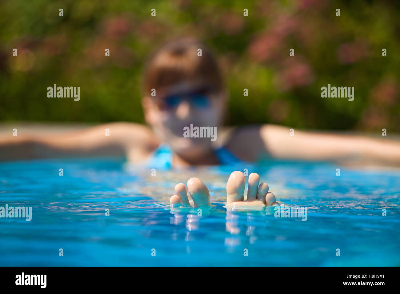 Woman relaxing in a pool Banque D'Images