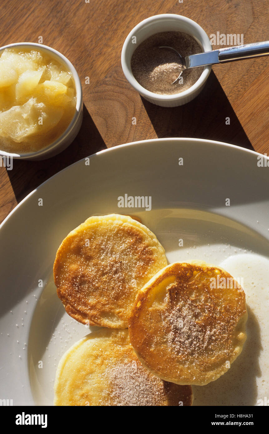 Apfelkuechle avec sauce à la vanille, cannelle, sucre, compote, compote, dessert, spécialité souabe, Bade-Wurtemberg Banque D'Images