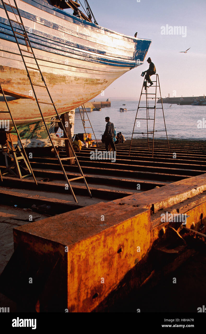 Dans le chantier naval de chalutiers du port d'Essaouira, Maroc, Afrique du Nord Banque D'Images