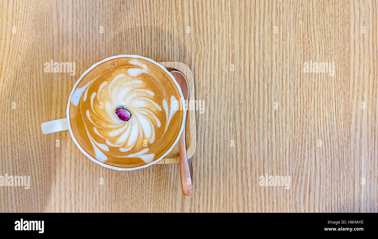 Latte de Rose. Un bouton de rose a été placé sur le dessus pour faire bonne mesure Banque D'Images