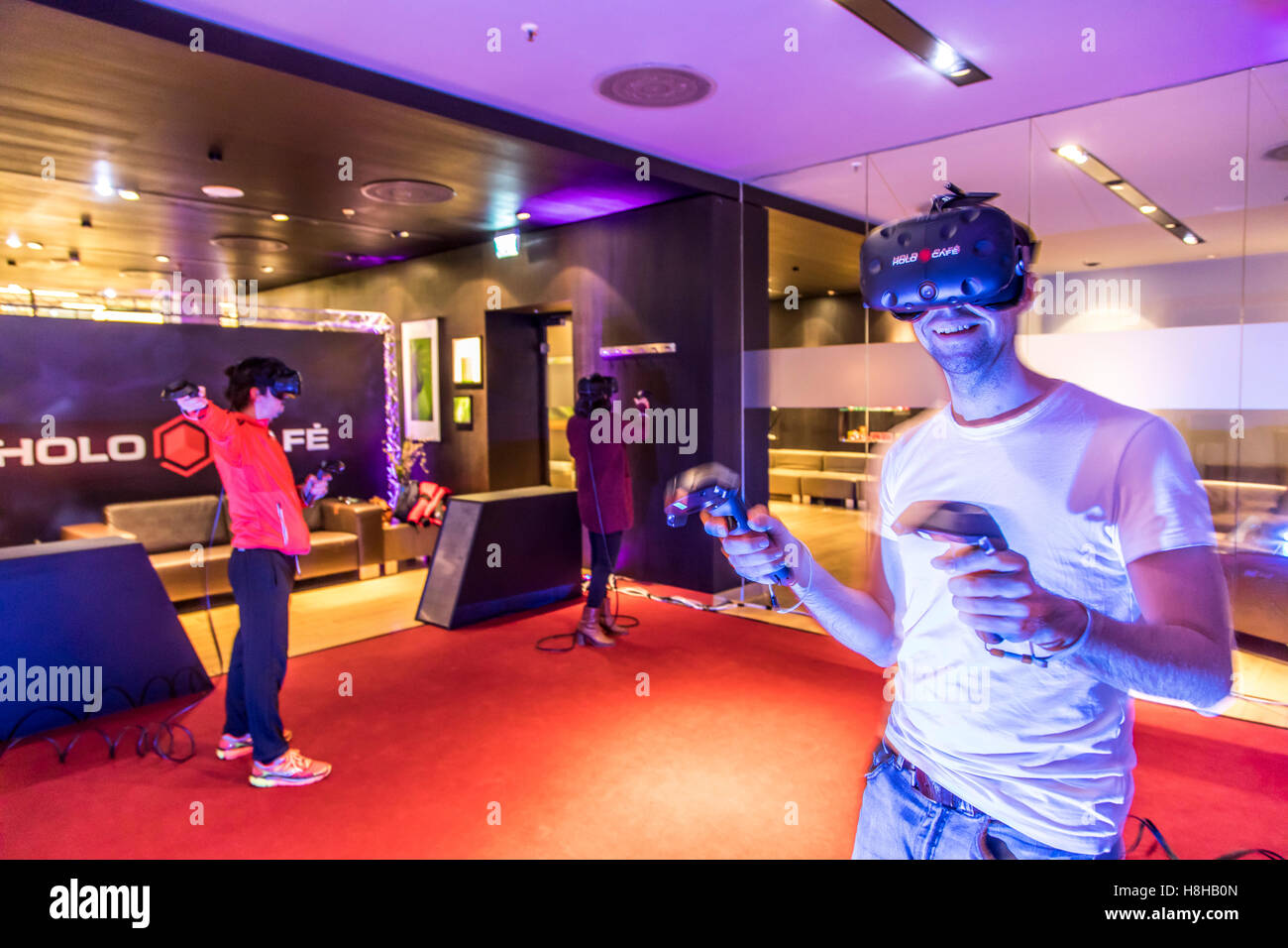 Le HoloCafe à Düsseldorf, Allemagne, une sorte de salle de jeux pour les jeux de réalité virtuelle où jusqu'à 4 joueurs peuvent jouer ensemble Banque D'Images