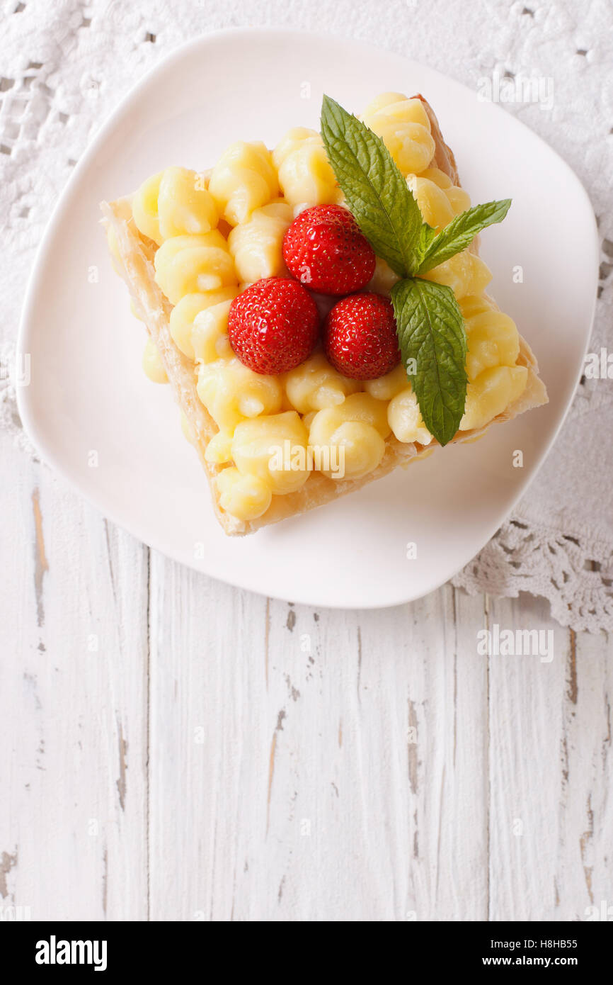 Millefeuille français dessert aux fruits rouges fraises vue verticale d'en haut Banque D'Images