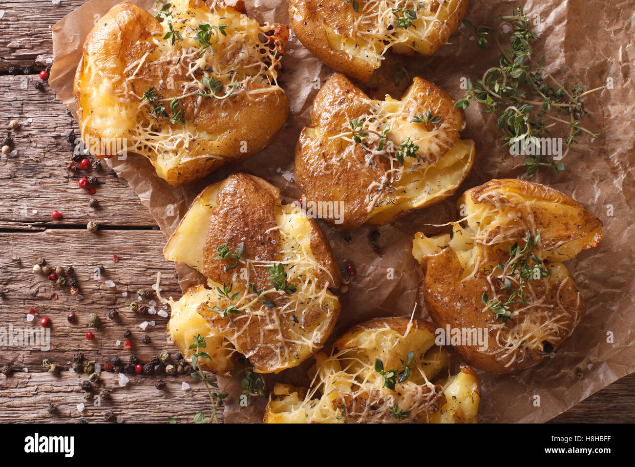 Australian Food : crash sex pommes de terre avec le thym et le fromage close-up Vue de dessus horizontale. Banque D'Images