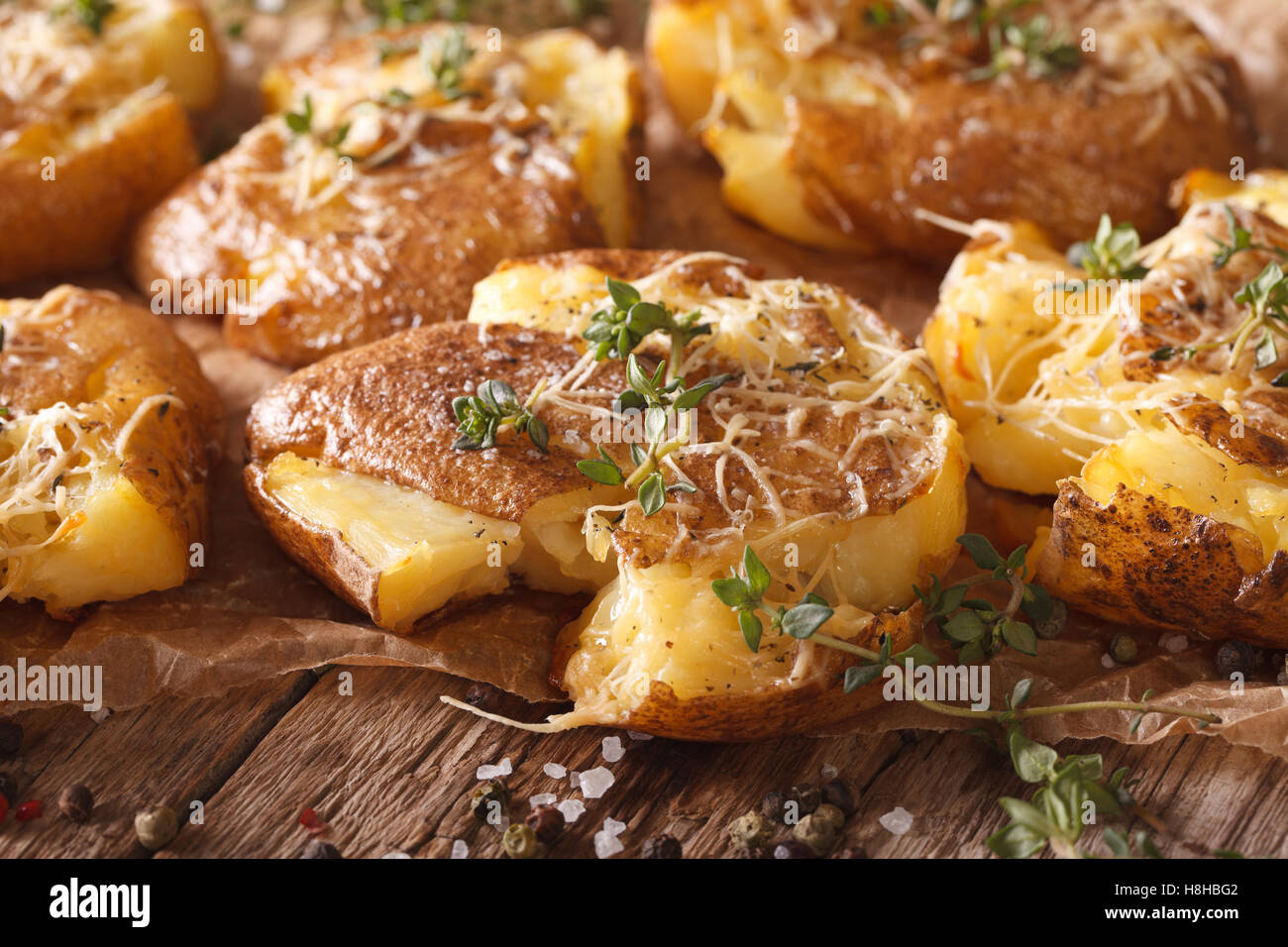 Crash de boulangerie australienne avec Hot Potatoes le thym close-up sur la table horizontale. Banque D'Images