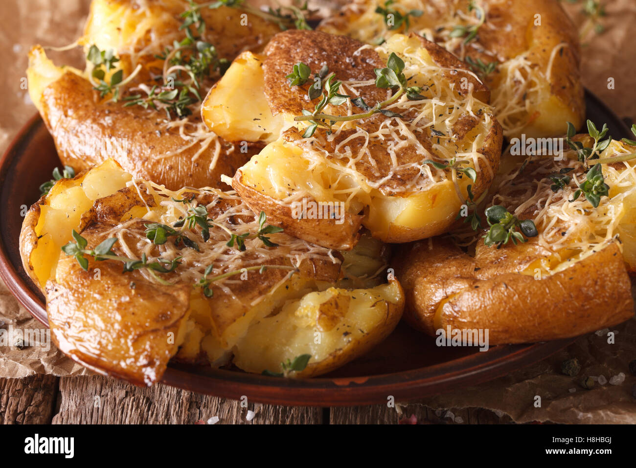 Australian Food : crash sex pommes de terre avec le thym et le fromage sur une plaque horizontale de près. Banque D'Images