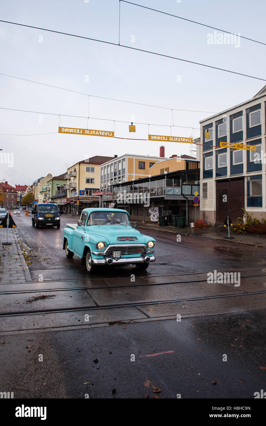 Blue Chevy pickup en Härnösand Suède du franchissement de la voie Banque D'Images