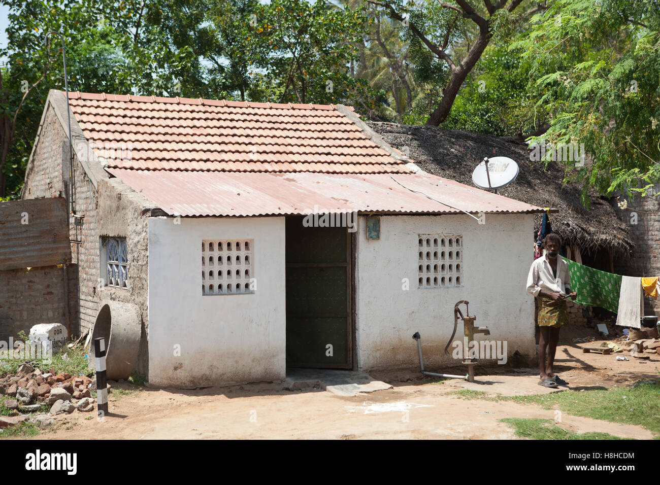 L'homme à l'extérieur de sa maison dans un village du Tamil Nadu, Inde © Juergen Hasenkopf Banque D'Images