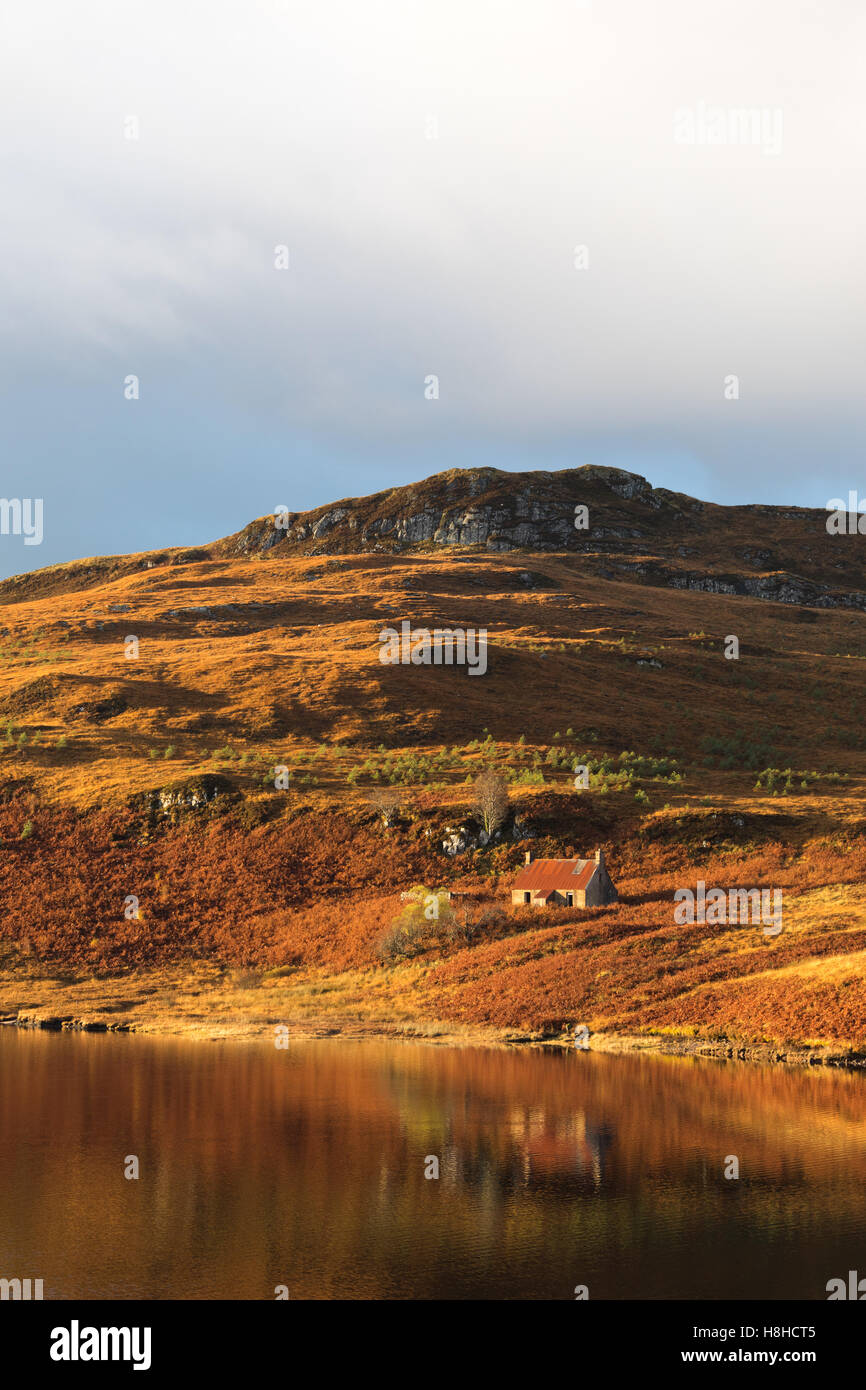 Cottage abandonné sur les rives du Loch Torridon, un Sgalaig mauvais, Wester Ross, Scotland. Banque D'Images