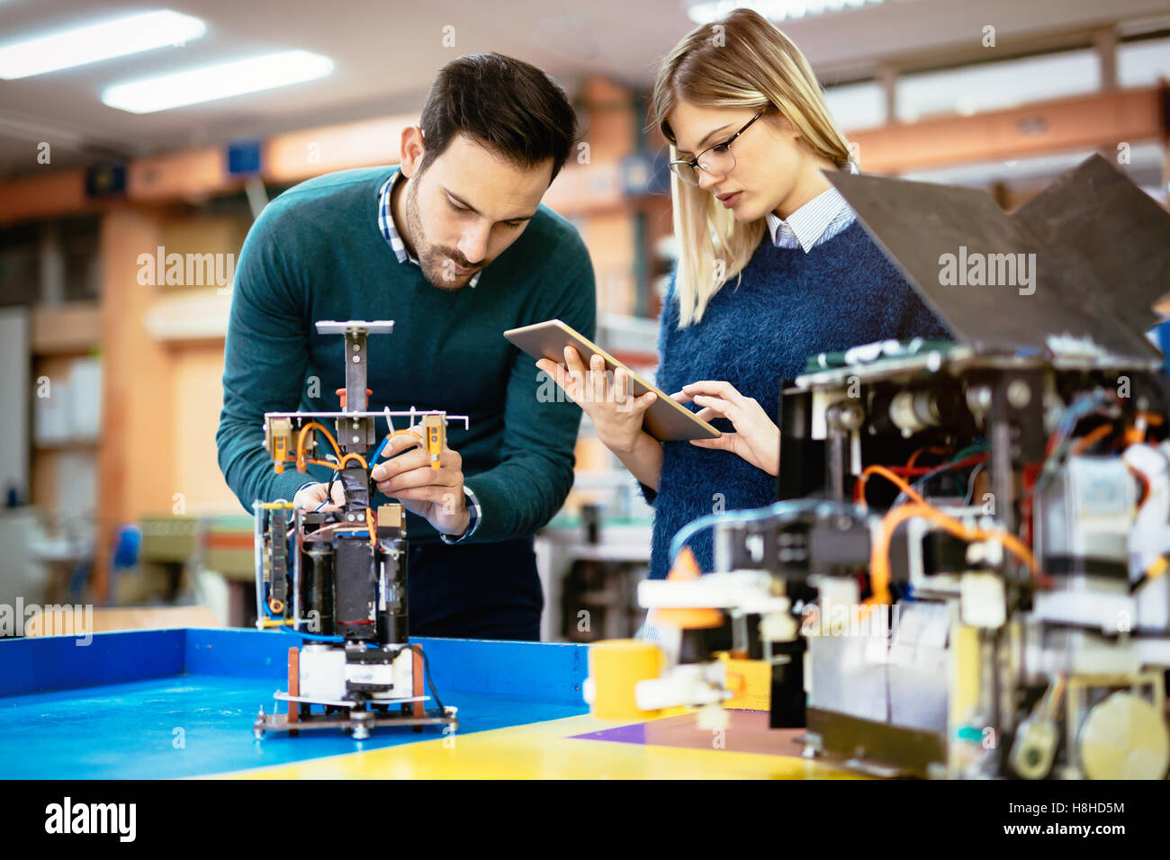 Ingénieur en robotique d'équipe de projet sur les élèves Banque D'Images