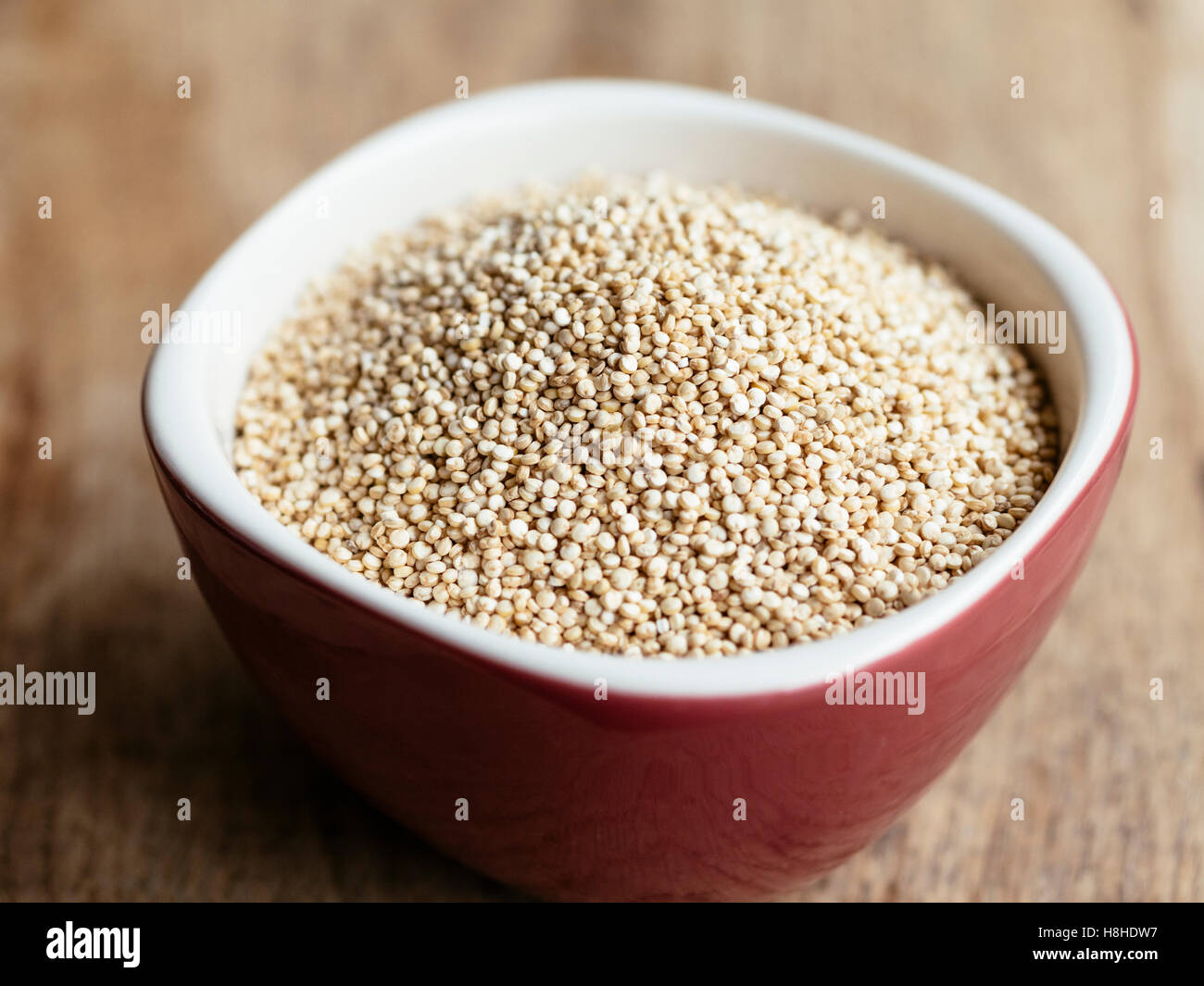 Le quinoa blanc dans un petit bol Banque D'Images