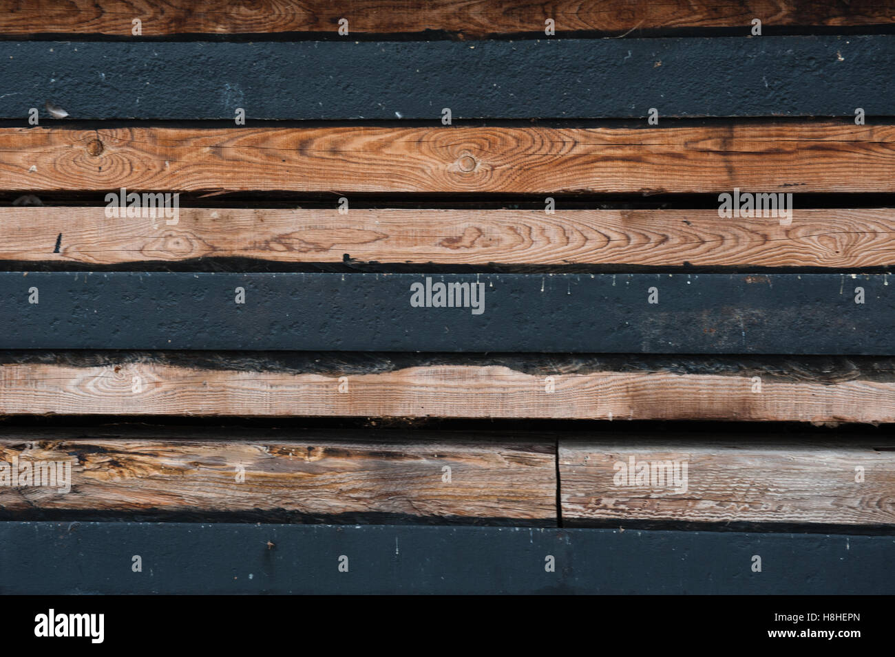 Détail close up d'en haut sur des cales en bois avec vue sur spaceDetail copie de charpente en bois Banque D'Images