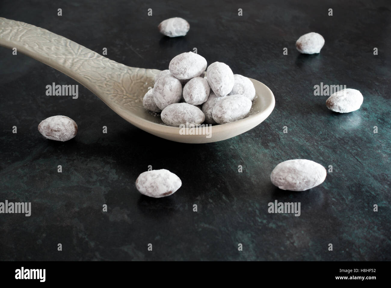 Amandes enrobées de chocolat sur big Spoon Banque D'Images Amandes enrobées de chocolat sur big Spoon Banque D'Images