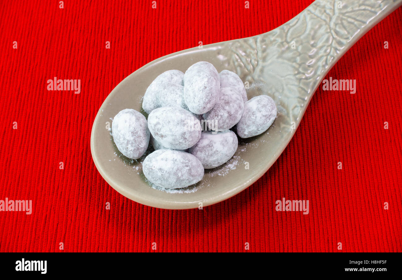 Amandes enrobées de chocolat et de sucre sur la cuillère Banque D'Images Amandes enrobées de chocolat et de sucre sur la cuillère Banque D'Images
