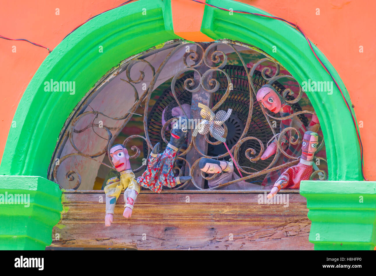Vue rapprochée d'un groupe de marionnettes en haut de la porte Banque D'Images