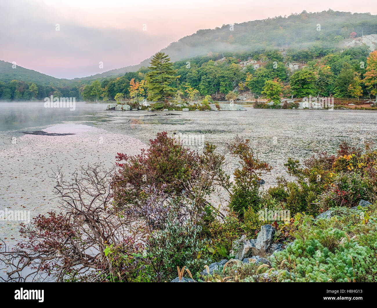Parc d'État Harriman, l'État de New York à l'aube du lac au début de l'automne Banque D'Images