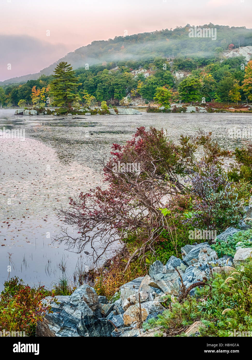 Parc d'État Harriman, l'État de New York à l'aube du lac au début de l'automne Banque D'Images