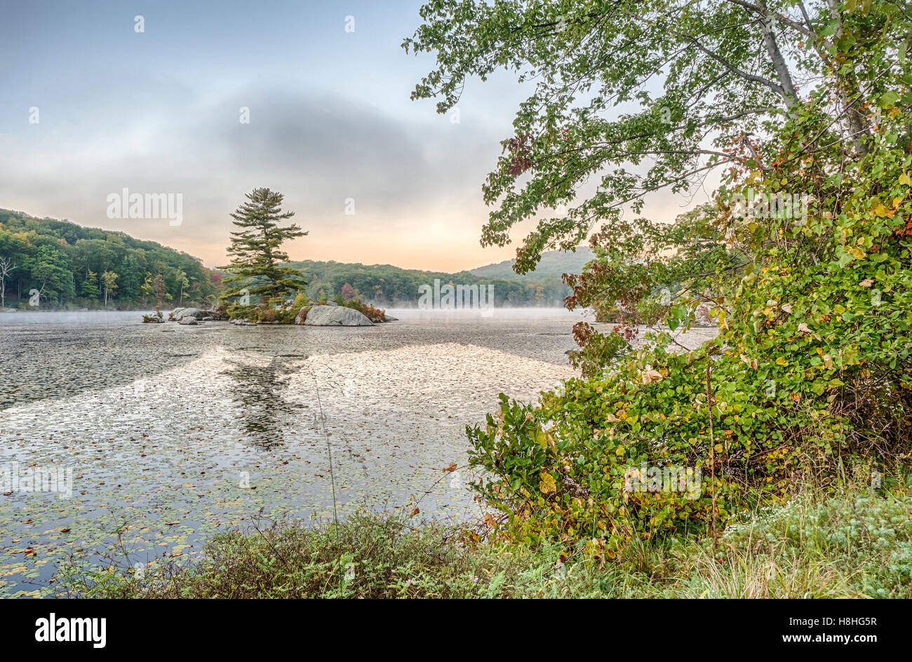 Parc d'État Harriman, l'État de New York à l'aube du lac au début de l'automne Banque D'Images