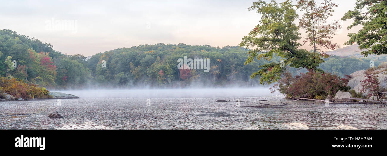 Parc d'État Harriman, lac de l'État de New York au début de l'automne Banque D'Images