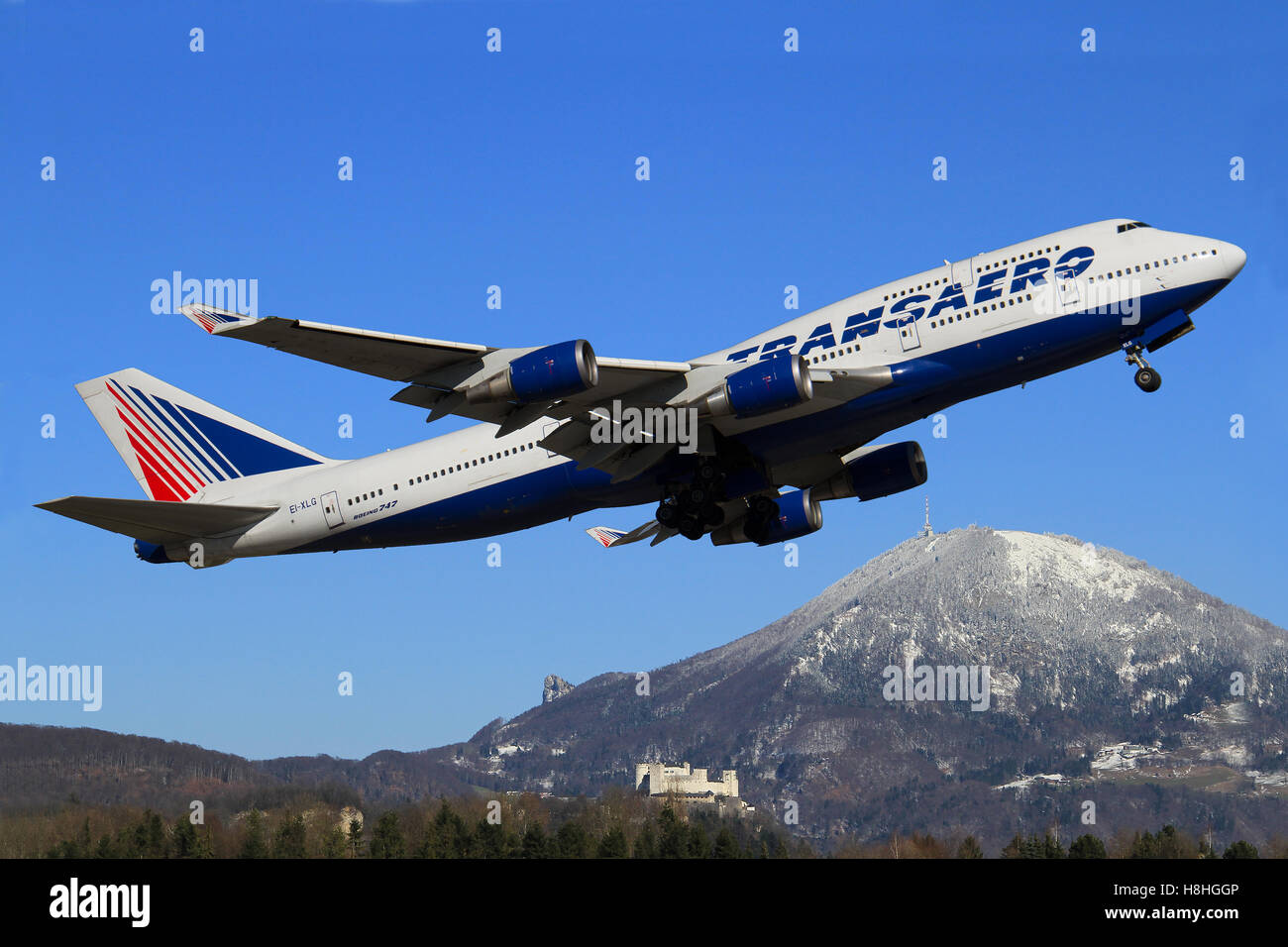 Salzburg/Autriche le 9 août 2016 : Transaero Boeing 747 à l'atterrissage à l'aéroport de Salzbourg. Banque D'Images