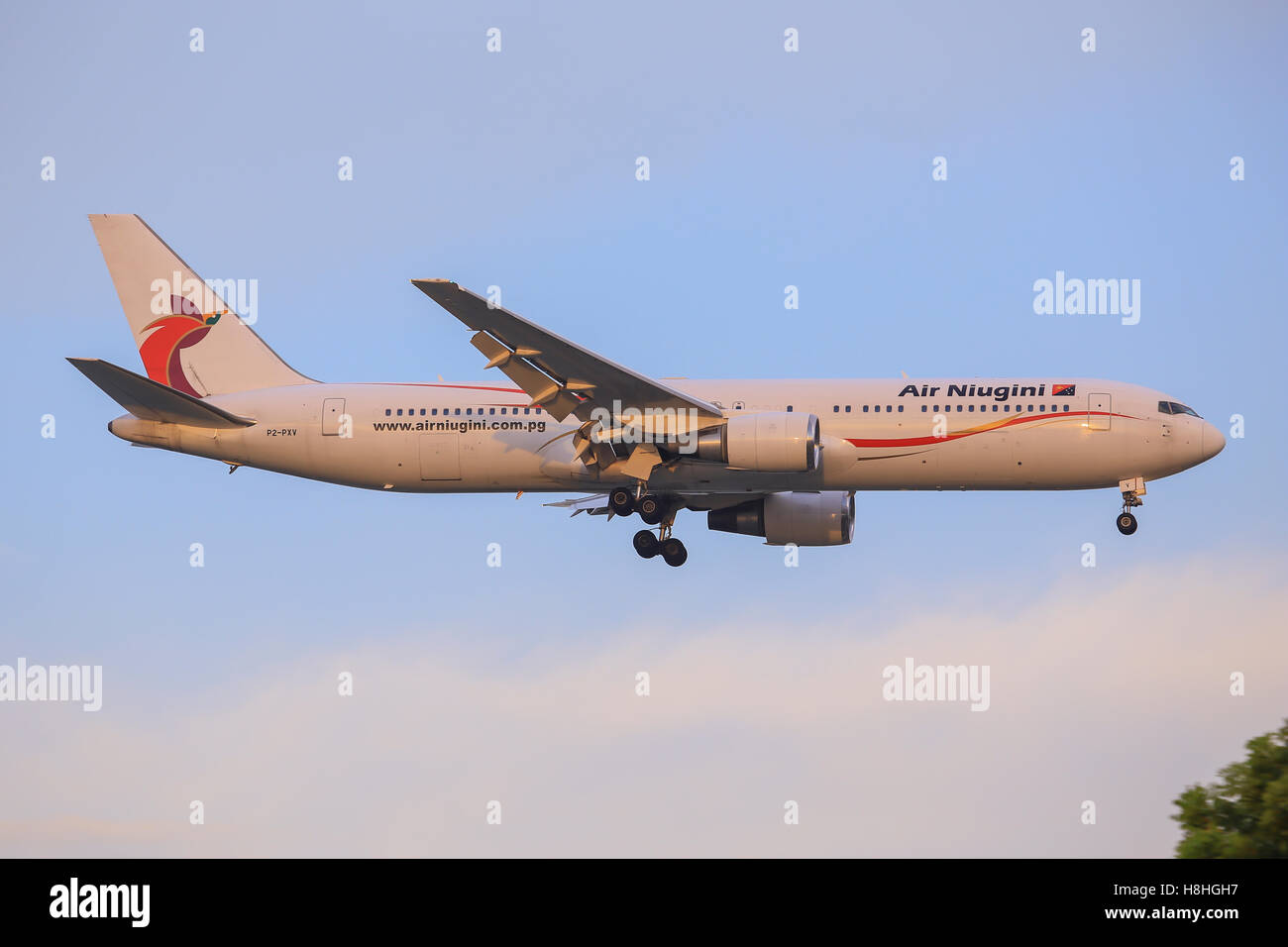 Singapour Singapour/Février 9, 2015 : le Boeing 767 d'air Niugini l'atterrissage à l'aéroport de Singapour Banque D'Images