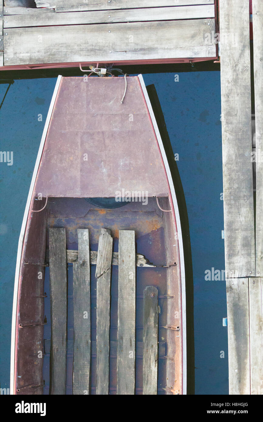 Bateau de pêcheur en bois rouillé au-dessus Banque D'Images