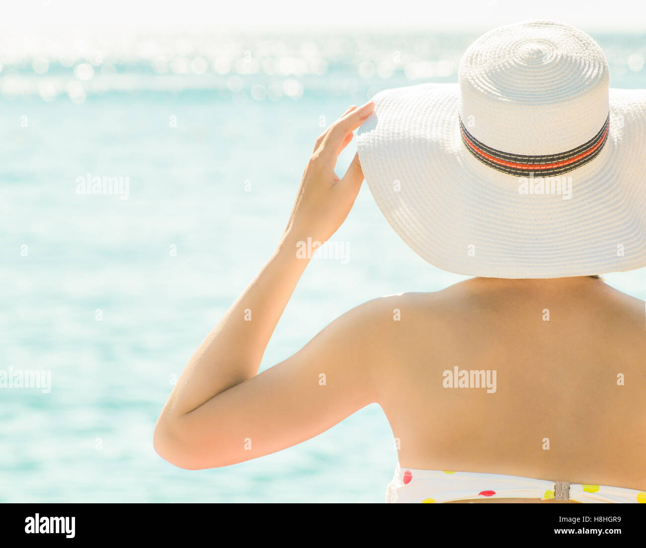 Pas de jeune femme avec chapeau été plage mer Banque D'Images