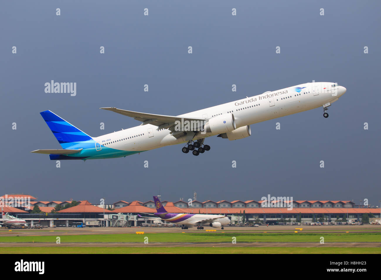 Jakarta/Indonésie Février 19, 2013 : Garuda Boeing 777 le décollage de l'aéroport de Jakarta. Banque D'Images