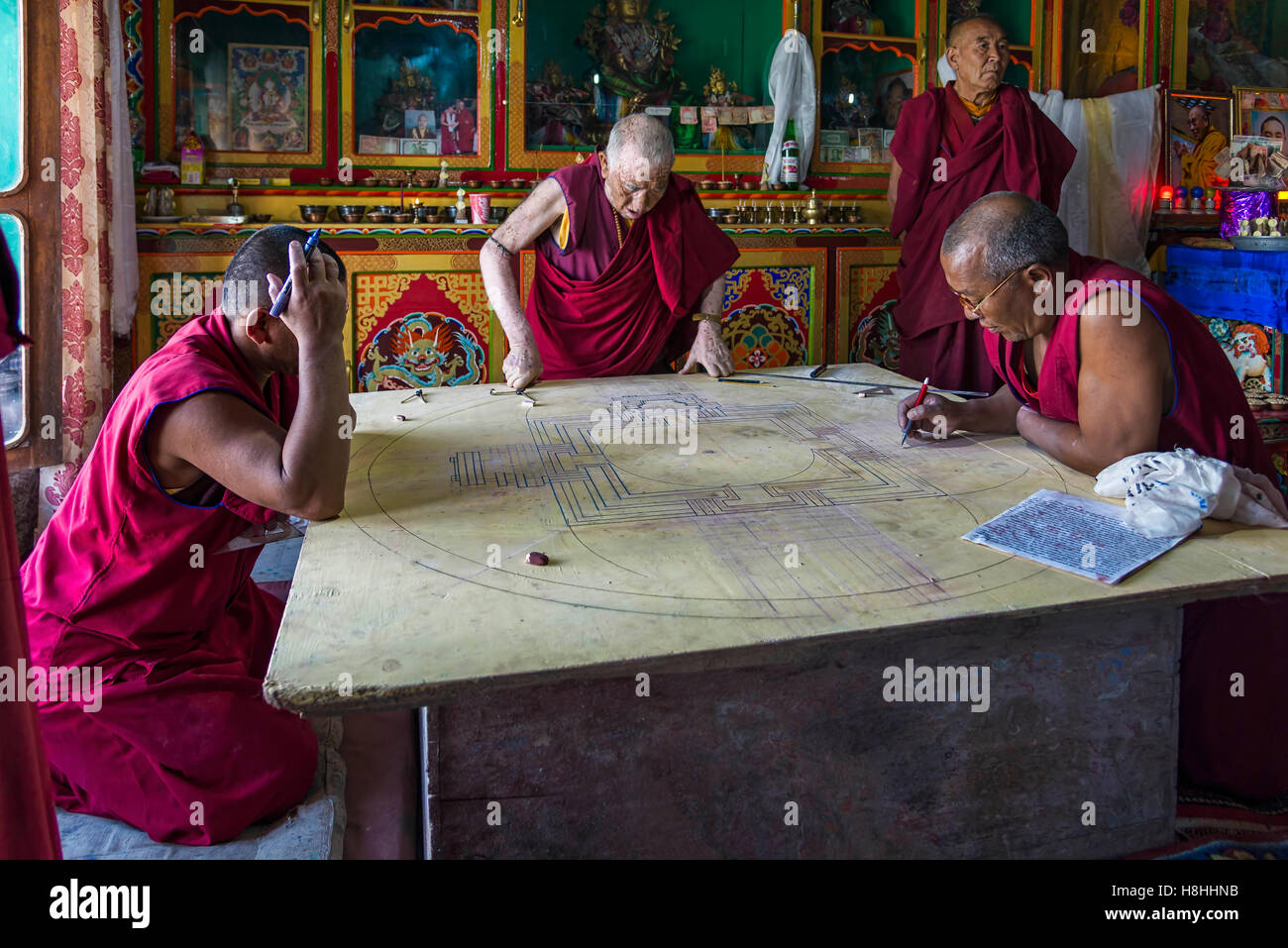 Diskit, Inde - le 20 août 2015 : les moines bouddhistes travaillant sur un mandala dans la salle de prière du monastère Banque D'Images