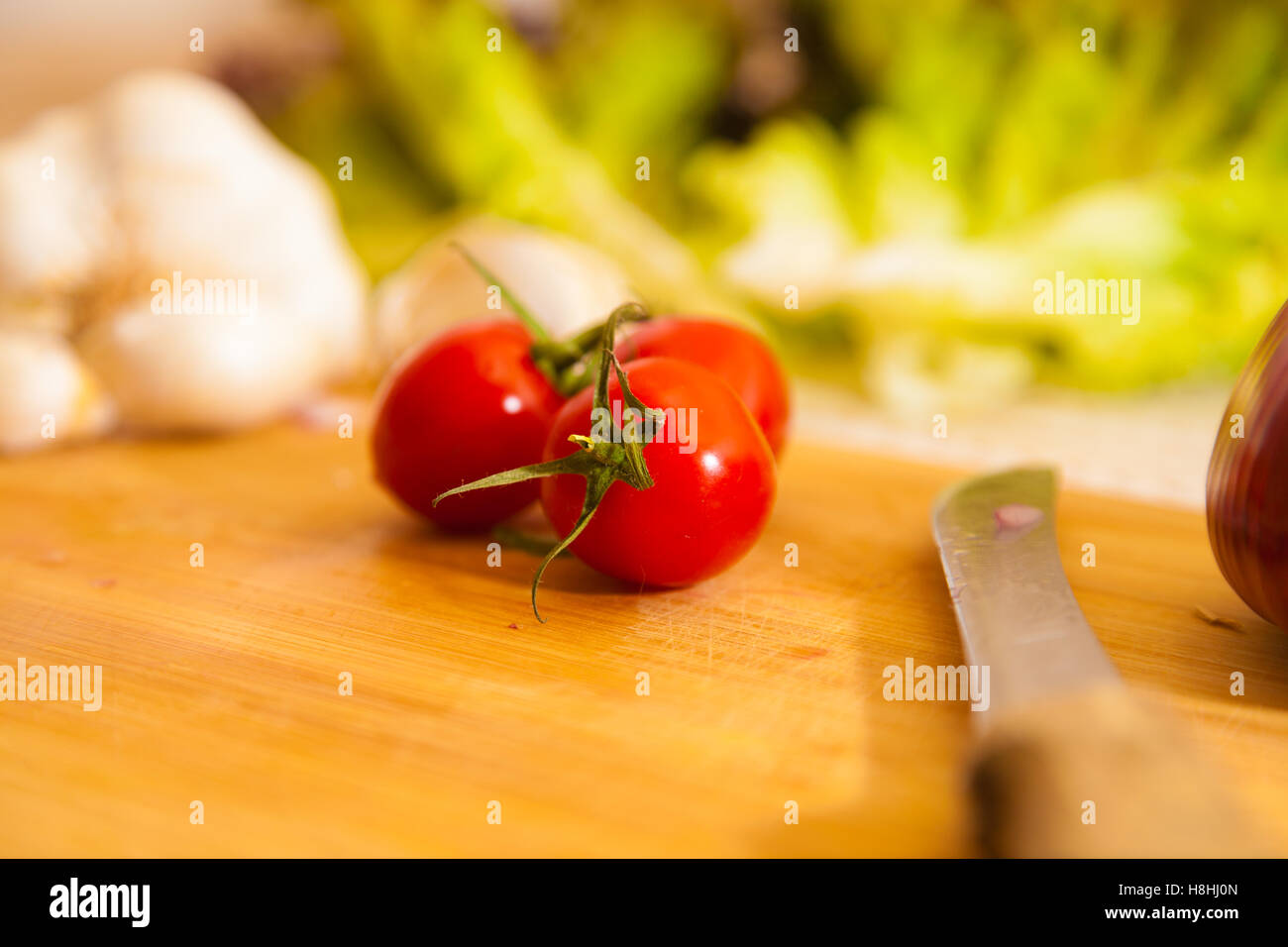 Peu de tomates cocktail se trouve sur une carte Banque D'Images