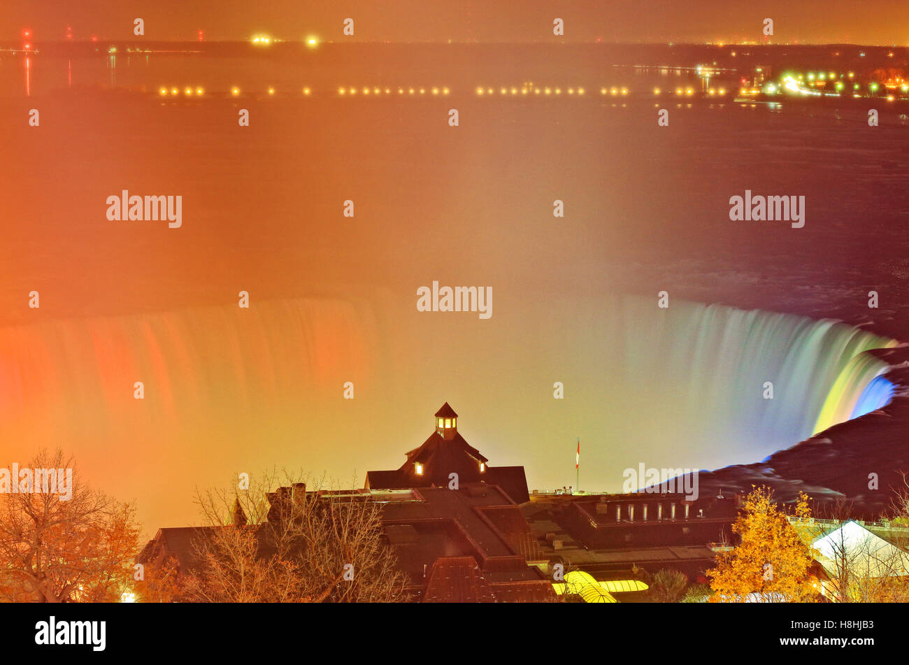 Vue aérienne de Niagara Falls illumination du grand spectacle des chutes Niagara et Table Rock Centre Bienvenue sur le côté canadien Banque D'Images