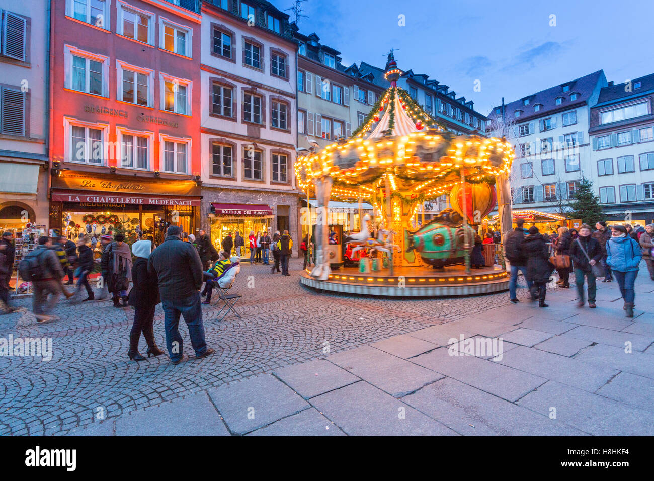 Carousel au crépuscule dans le centre de Strasbourg, route des vins, Alsace France Europe Banque D'Images Carousel au crépuscule dans le centre de Strasbourg, route des vins, Alsace France Europe Banque D'Images
