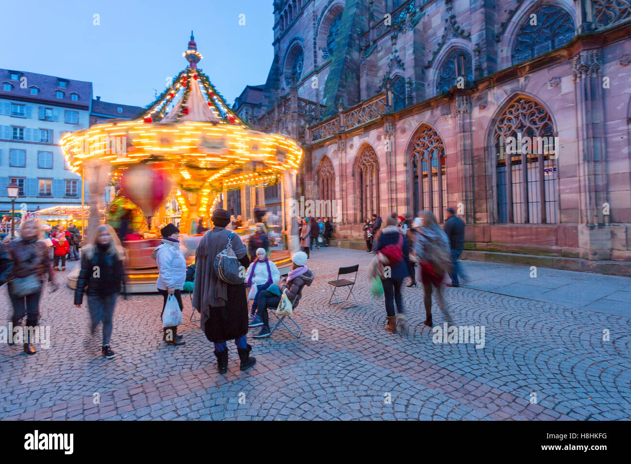 Carousel au crépuscule dans le centre de Strasbourg, route des vins, Alsace France Europe Banque D'Images Carousel au crépuscule dans le centre de Strasbourg, route des vins, Alsace France Europe Banque D'Images