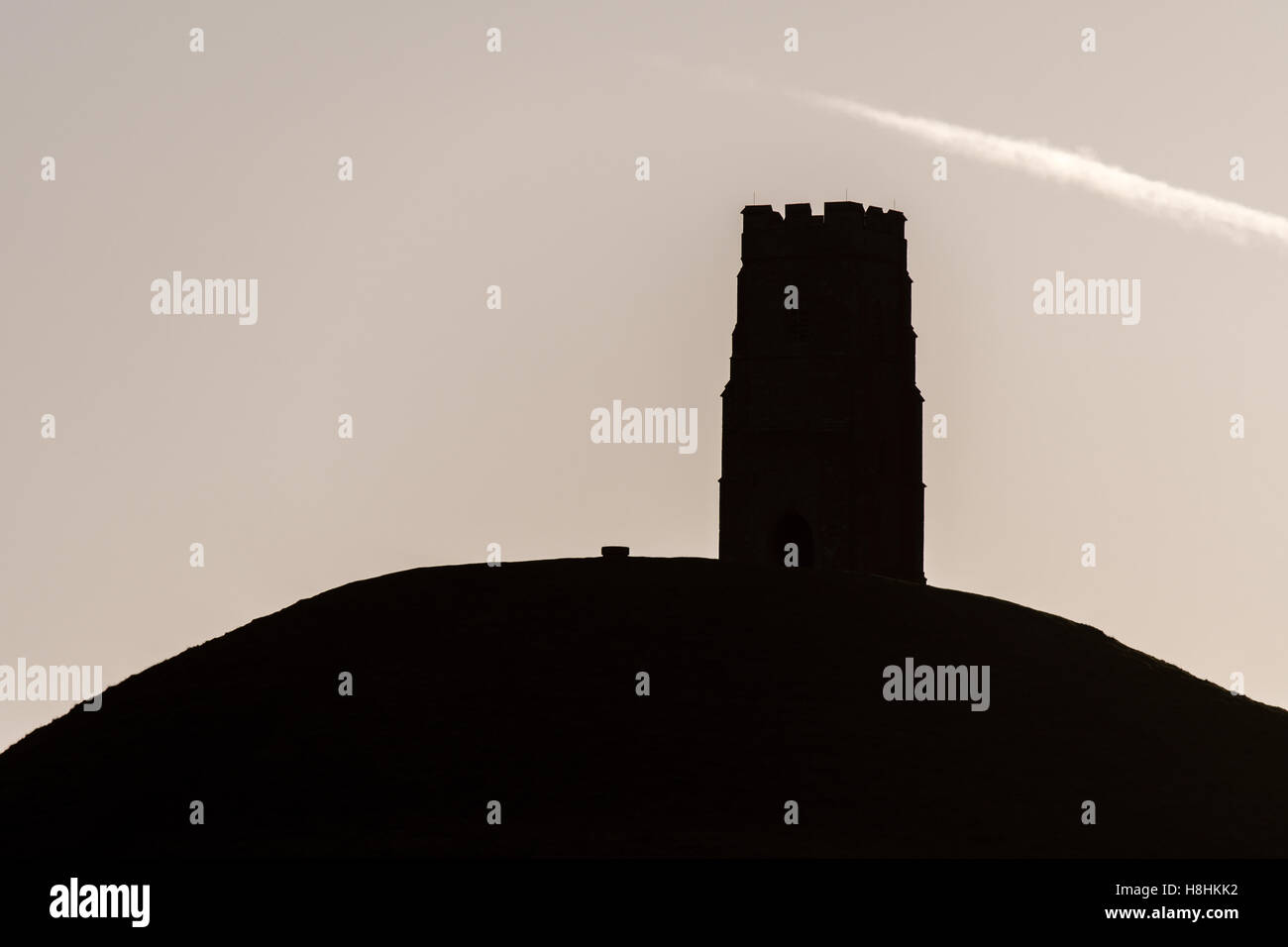 St Michael's Tower silhouetté sur Tor de Glastonbury. Ancien monument sur la colline dans le Somerset, dans le Somerset, England, UK Banque D'Images