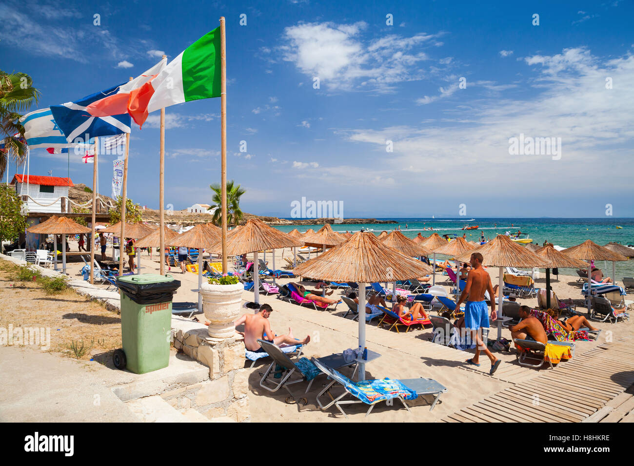 Zakynthos, Grèce - le 18 août 2016 : les touristes vous détendre sur la plage d''Agios Nikolaos, l'île grecque de Zante. Vassilikos, Zante Banque D'Images