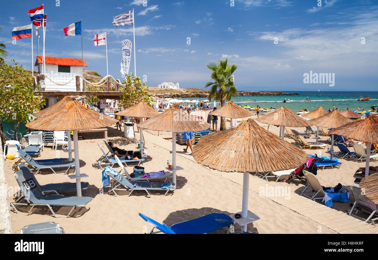 Zakynthos, Grèce - le 18 août 2016 : les touristes ordinaires se détendre sur la plage d''Agios Nikolaos, l'île grecque de Zante. Vassilikos Banque D'Images