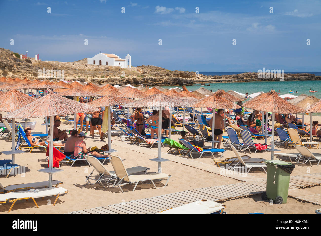 Zakynthos, Grèce - le 18 août 2016 : se détendre sur la plage d''Agios Nikolaos, l'île grecque de Zante. C'est une plage populaire Banque D'Images