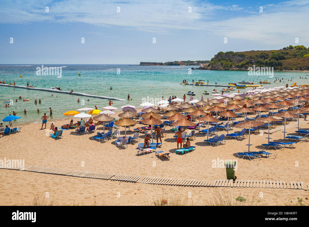 Zakynthos, Grèce - le 18 août 2016 : les gens ordinaires se détendre sur la plage d''Agios Nikolaos, l'île grecque de Zante. C'est une plage populaire Banque D'Images